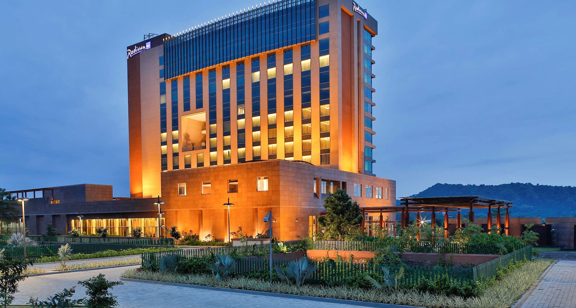 Maharashtra Political Crisis: Do you know the rent of 70 rooms in Guwahati Hotel?