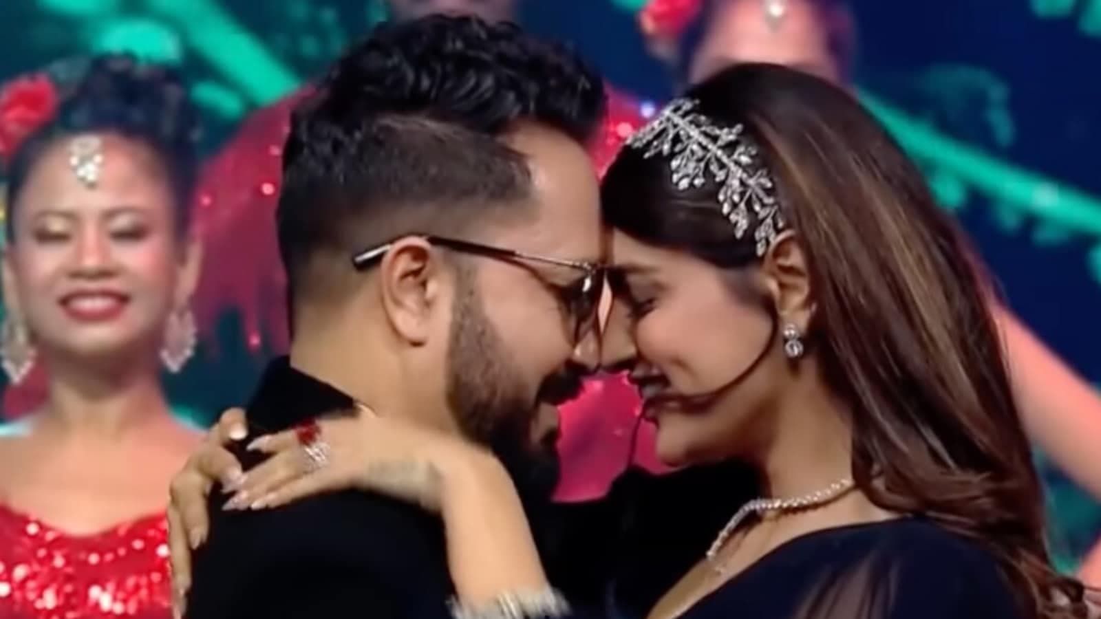 Mika di Voti winner - Akanksha Puri all set to become wife of Mika Singh